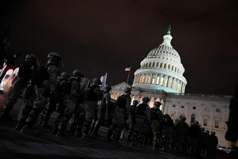 Responsables de la Casa Blanca dimiten tras la violencia en el Capitolio