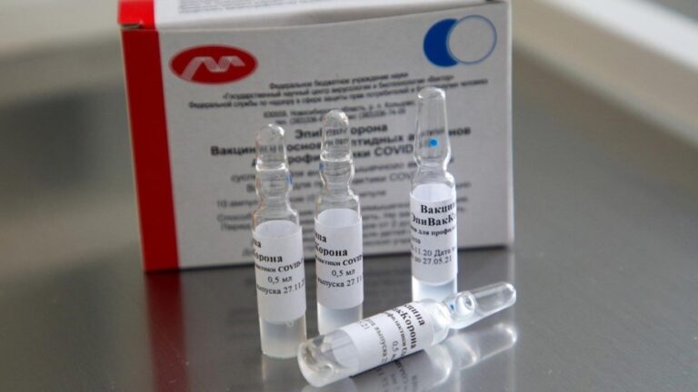 Rusia asegura que su vacuna EpiVacCorona tiene un 100% de eficacia