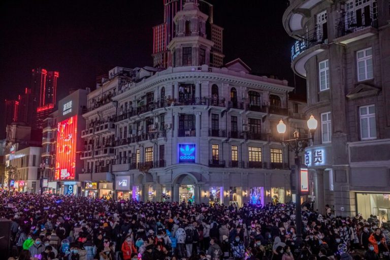 Miles de personas en Wuhan festejaron en las calles el Año Nuevo