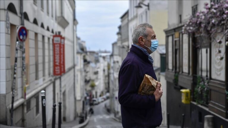 Francia adelanta el toque de queda para frenar el virus