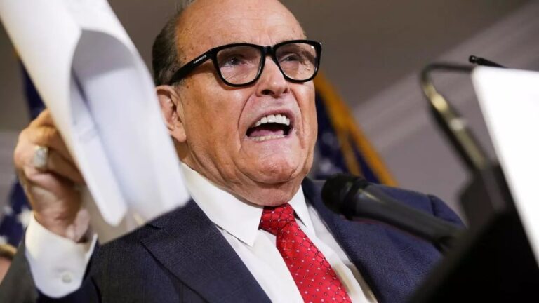 Giuliani enfrenta demanda por $1.3 mil millones por reclamos de fraude electoral