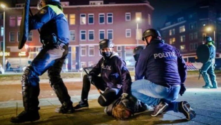 La policía holandesa detiene a más de 180 personas en la tercera noche de violencia del toque de queda