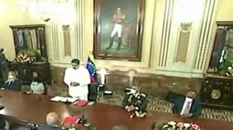 Nicolás Maduro recibe comisión de la nueva AN