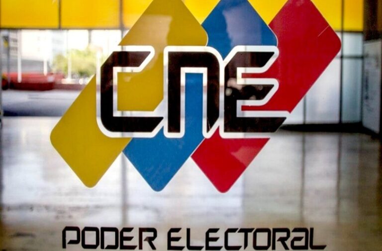 Consignan ante el CNE documento para activación del referéndum revocatorio contra Nicolás Maduro
