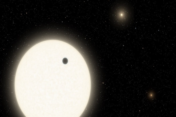 Descubren un extraño planeta con tres estrellas