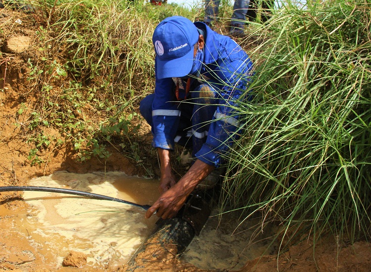 Trabajadores de Hidrofalcón colocan sistema bypass en el sector San Agustín III