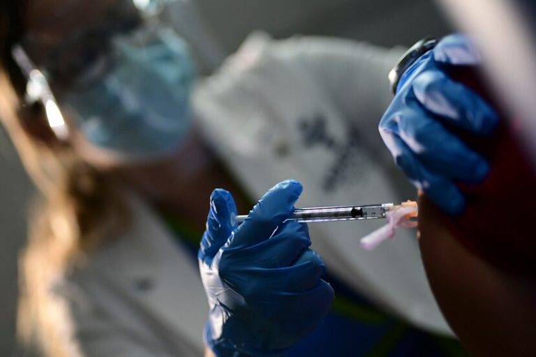 Un millón de personas en Israel son vacunadas contra el covid-19
