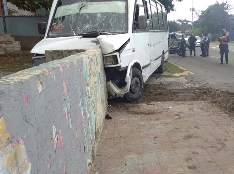 Choque entre gandola y buseta deja 13 heridos en La Guaira