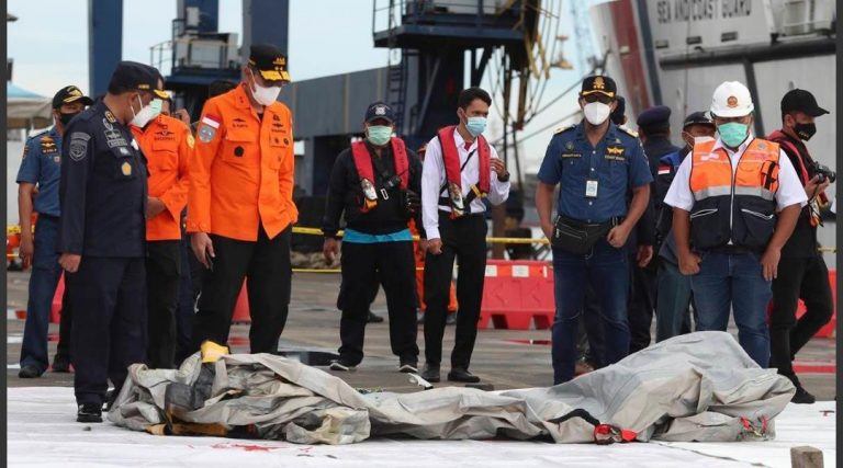 Localizan avión con 62 personas que cayó al mar en Indonesia