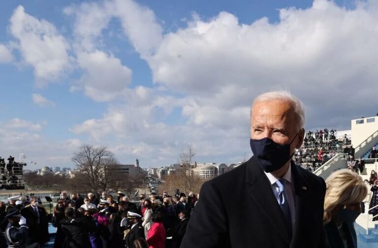 Joe Biden firma los primeros documentos como presidente