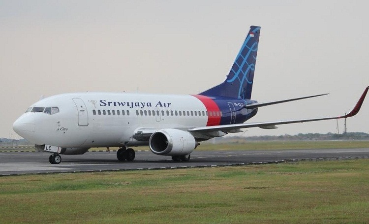 Desapareció un Boeing 737 con más de 60 personas a bordo tras despegar de Indonesia