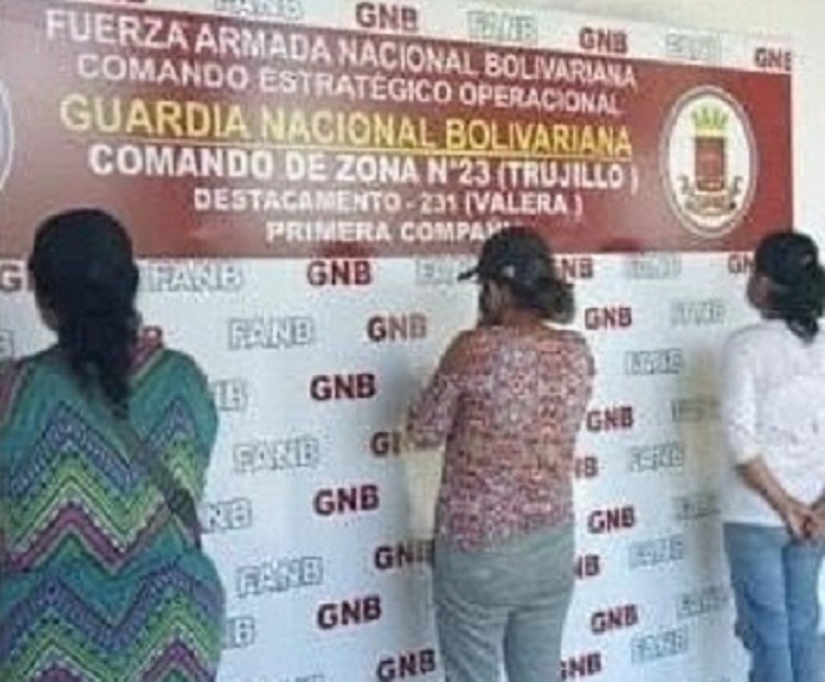 Arrestan a tres mujeres involucradas en corrupción en colas por gasolina en Trujillo