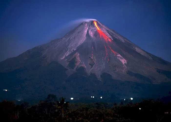 Volcán Merapi de Indonesia expulsó río de lava incandescente
