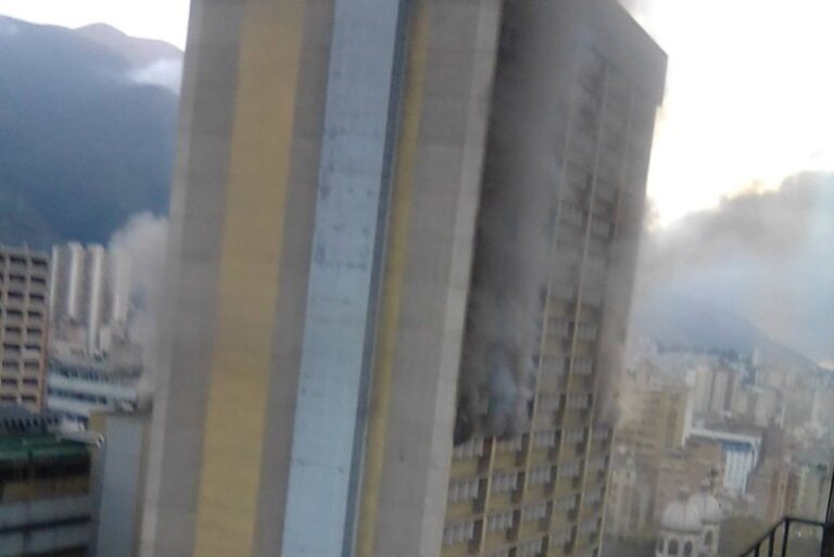 Se registra incendio en la sede del Ministerio de Educación
