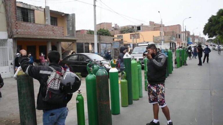 Decenas de personas acampan en las calles de Perú a la espera de oxígeno medicinal