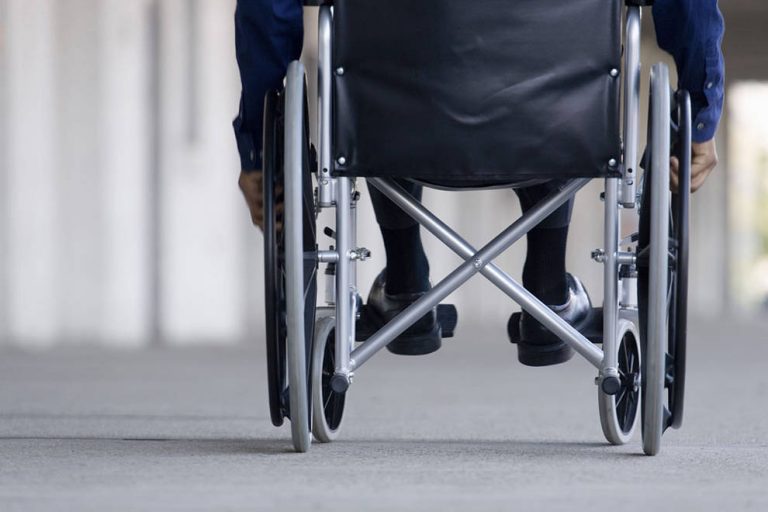 Mantuvo a su hija en silla de ruedas por años pese a que estaba sana