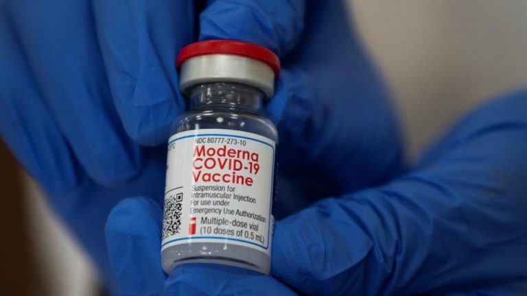 Vacuna de Moderna protege contra variante delta, revela estudio