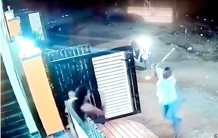 Hombre ataca con un hacha a mujer que lo rechazó (+video)