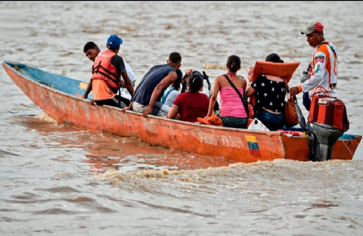 Policía trinitaria detuvo a 10 migrantes venezolanos, entre ellos seis niños