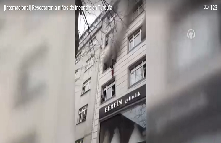 Lanzó a sus hijos por la ventana del cuarto piso para salvarlos de un incendio (+Video)