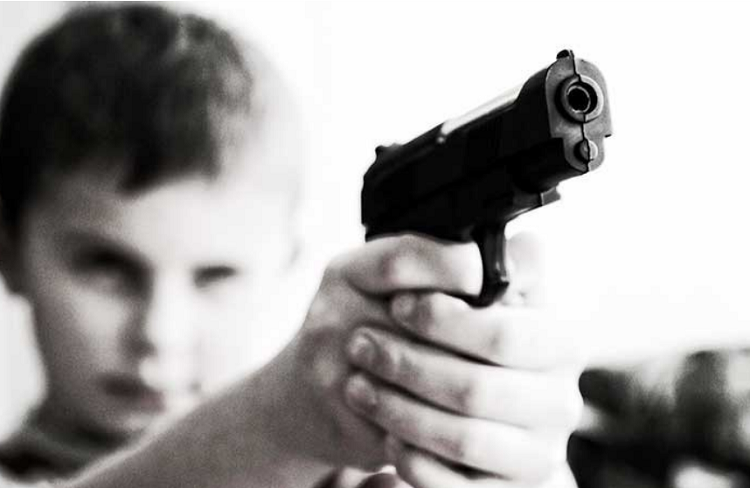Niño de dos años mata a su padre de un disparo accidental