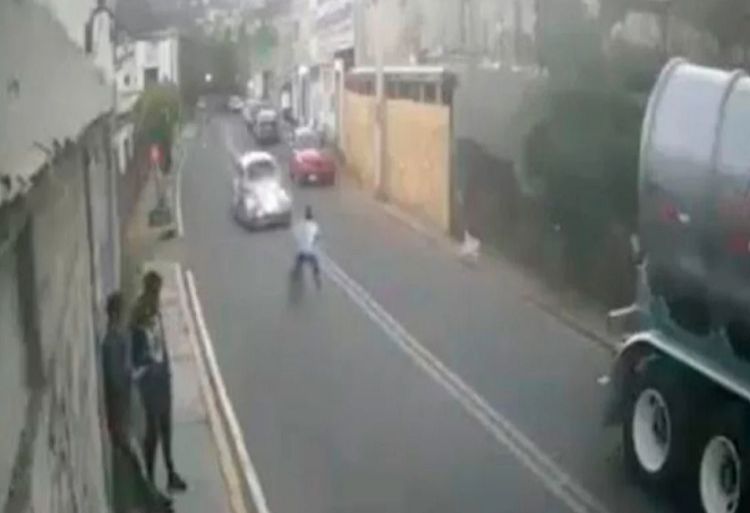 Video: Automóvil impacta violentamente a un niño en bicicleta