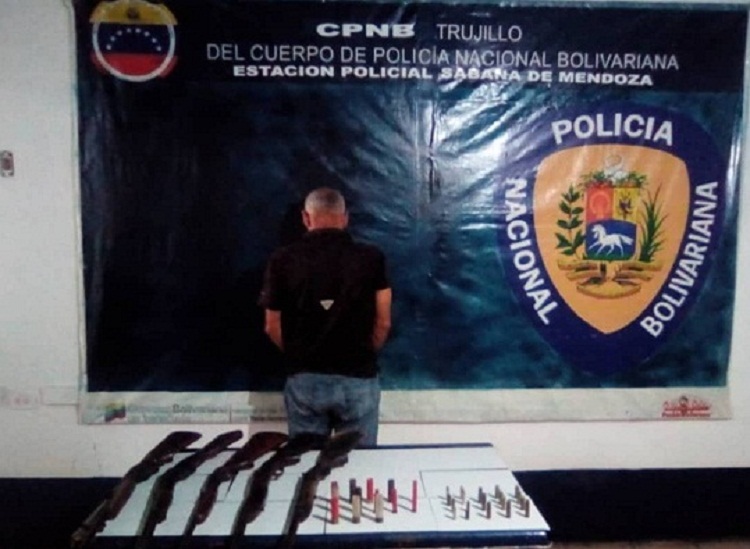 Detienen a hombre por porte ilícito de armas en Trujillo