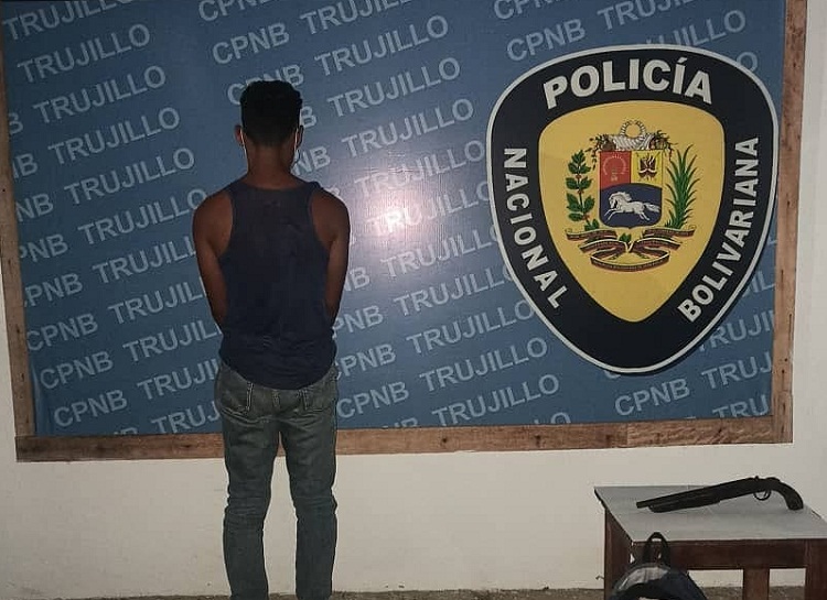 Trujillo: Arrestan a sujeto por porte ilícito de arma de fuego y resistencia a la autoridad