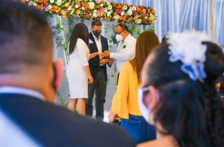 Más de 40 parejas se casaron en boda colectiva en El Salvador por Día de San Valentín