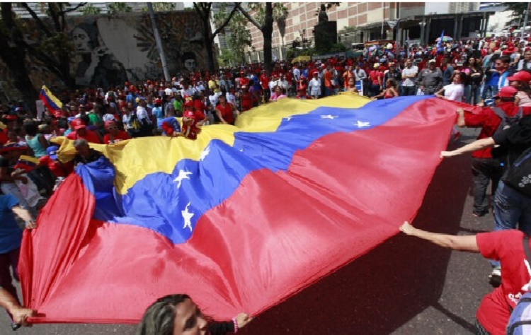 Jóvenes chavistas se concentran en la plaza Morelos de Caracas este 12-Feb