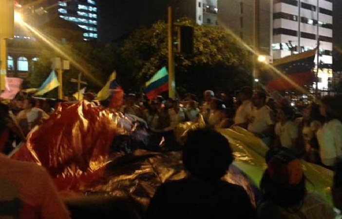 Atacaron con piedras sede de embajada de Venezuela en Perú