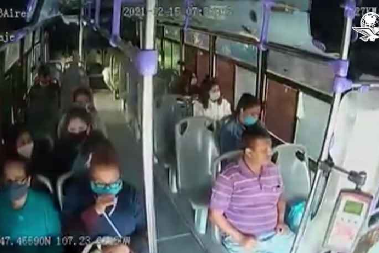 Hombre apuñala a su pareja en un bus (+video)