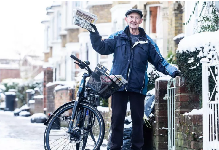 Repartidor de 80 años pospone retiro luego de recibir una bicicleta eléctrica
