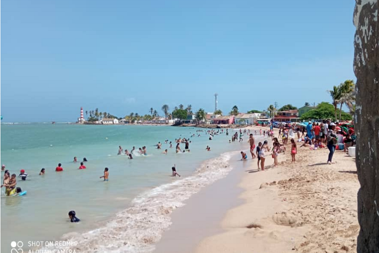 En el municipio Falcón propios y turistas disfrutan de sus playas en estos carnavales