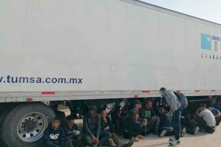 Detienen a 349 migrantes en camiones que iban a EE.UU