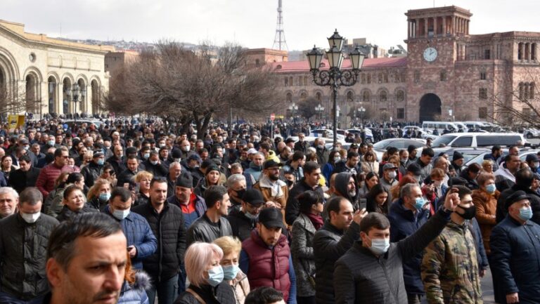 El Estado Mayor de Armenia pide la renuncia del primer ministro Nikol Pashinián