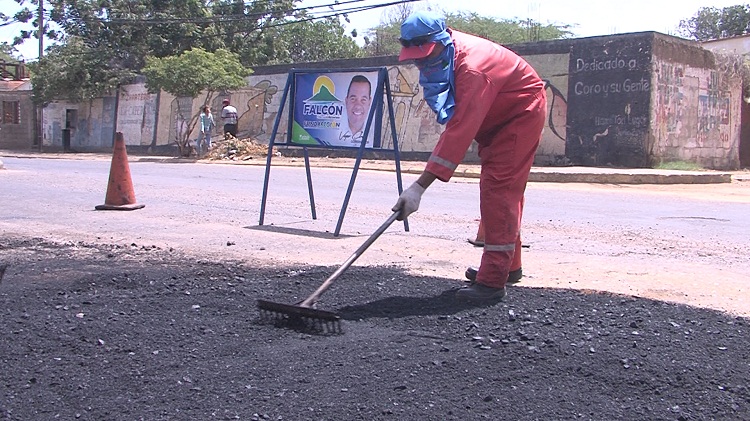 Gobierno de Falcón alcanza 325 toneladas de asfalto a través del Plan Bacheo