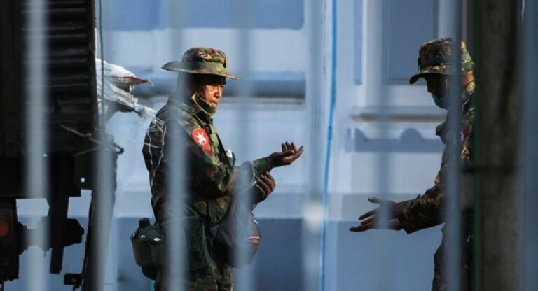 El Ejercito toma el control de Birmania tras detener al Gobierno de Suu Kyi