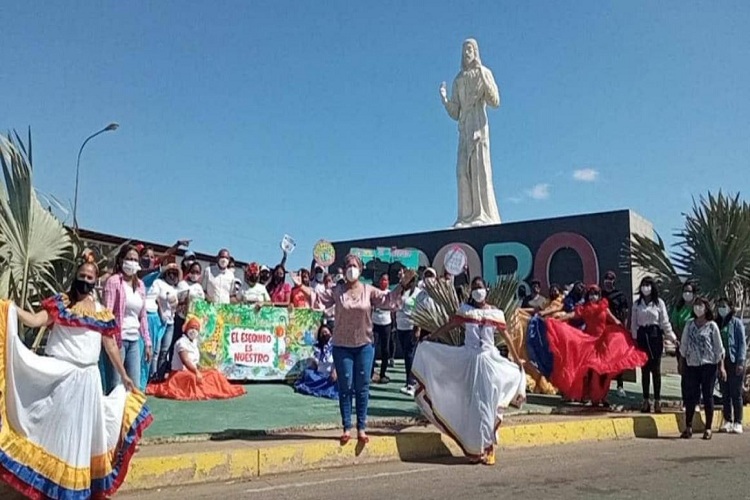 Docentes y estudiantes falconianos dan la bienvenida a turistas