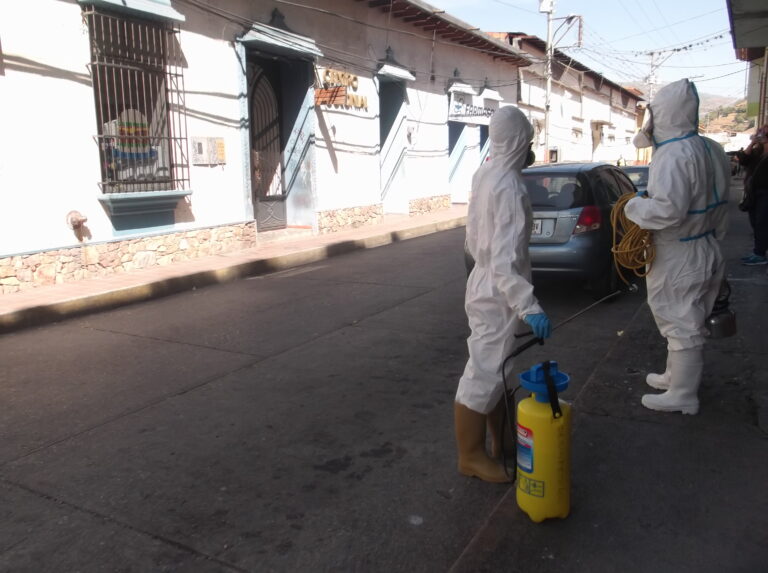 Comerciantes de Boconó toman iniciativa de desinfección tras aumento de casos de Covid-19
