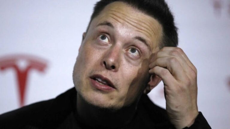 Elon Musk vende 5.000 millones de dólares de acciones de Tesla