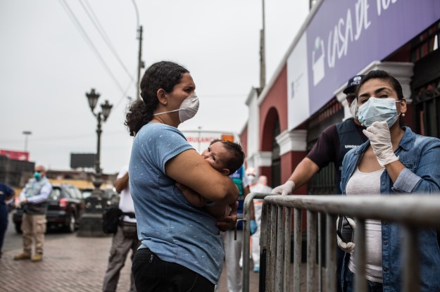Congresista propone ley para que venezolanos porten mínimo 2.000 dólares para entrar a Perú