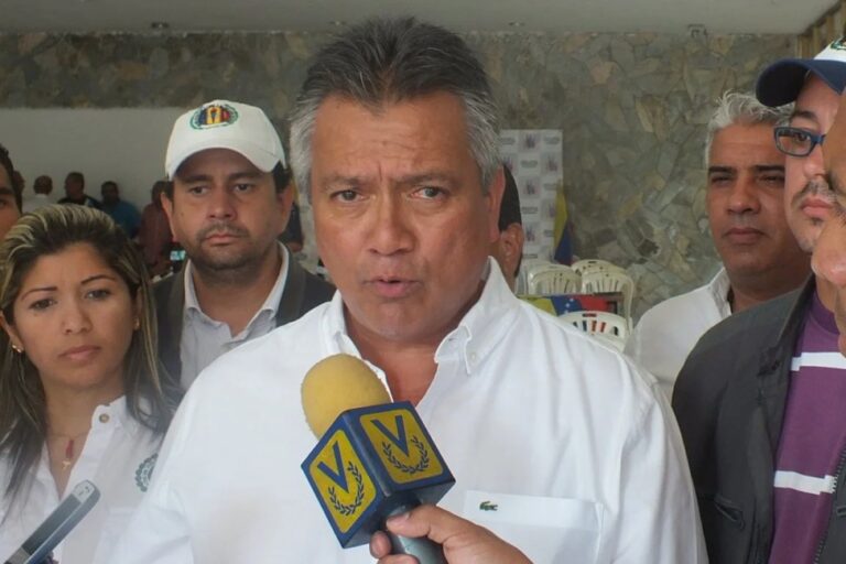 El diputado Limas invitó al presidente Maduro a ir disfrazado a los hospitales