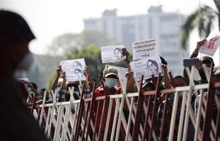 Manifestantes contra el golpe de Myanmar desafían la represión con humor