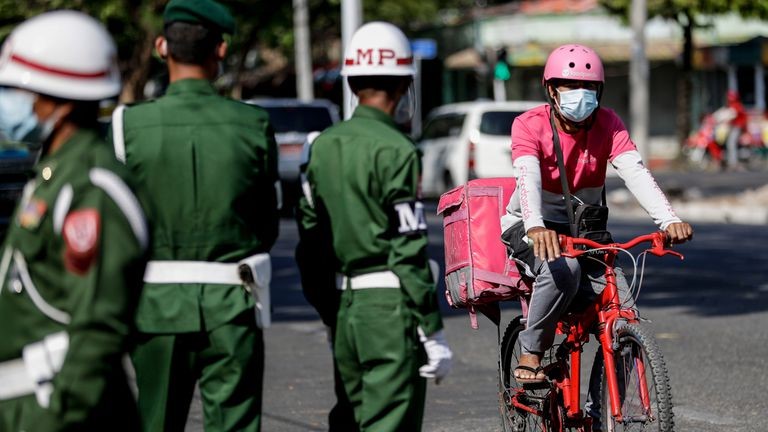 Myanmar protesta el golpe de Estado con bocinas de coche y utensilios de cocina