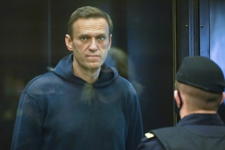 Tribunal ordena encerrar a Navalny