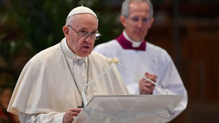 El papa pide mesura ante una situación «cada vez más preocupante» en Ucrania