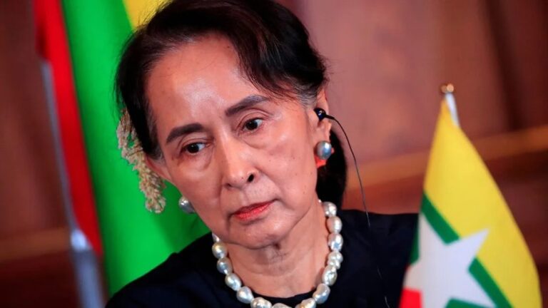 La policía birmana presenta cargos contra San Suu Kyi, quien permanece detenida