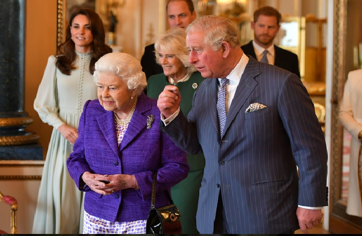 La Reina Isabel II se niega a abdicar del trono en favor del príncipe Carlos