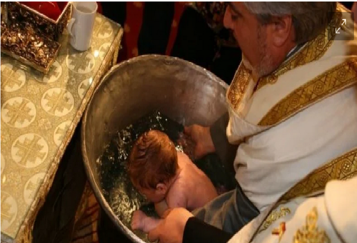 Bebé de seis semanas muere durante un bautismo en Rumania